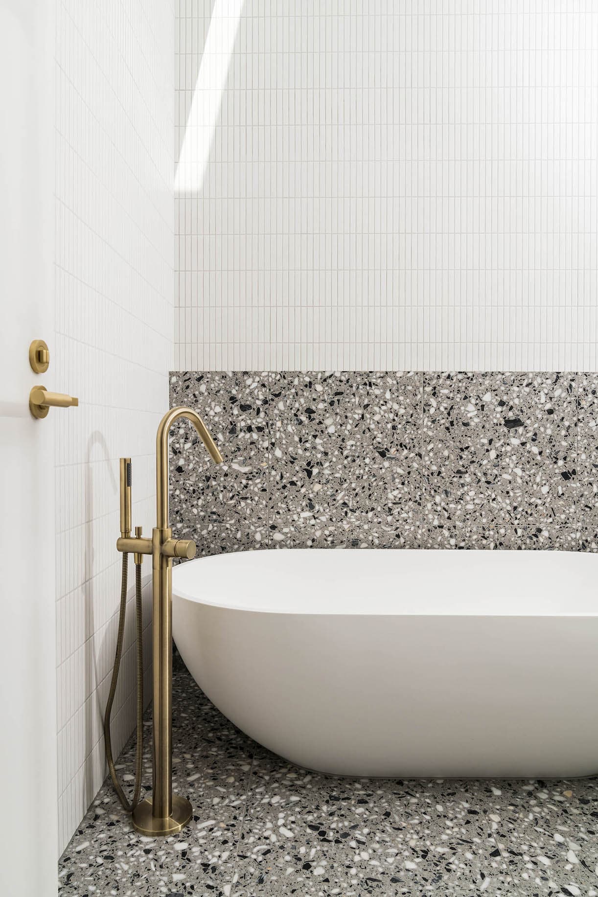Round Pinless Freestanding Bath Spout and Hand Shower - PVD Tiger Bronze thumbnail 4