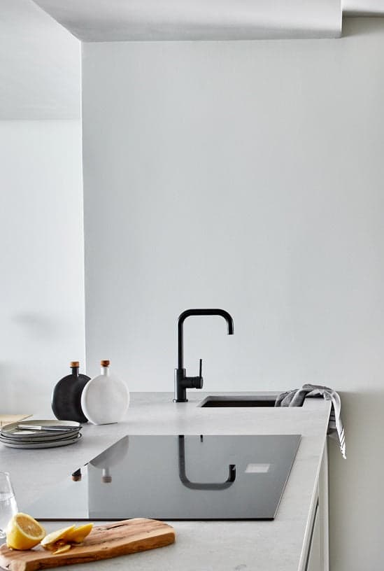 Round Kitchen Mixer Tap - Matte Black thumbnail 4