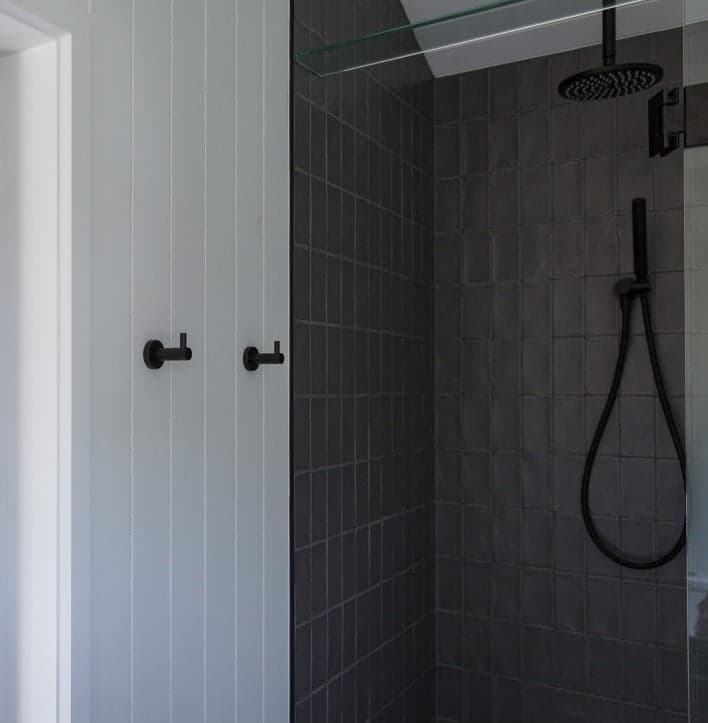 Round Shower on Swivel Bracket - Matte Black thumbnail 4