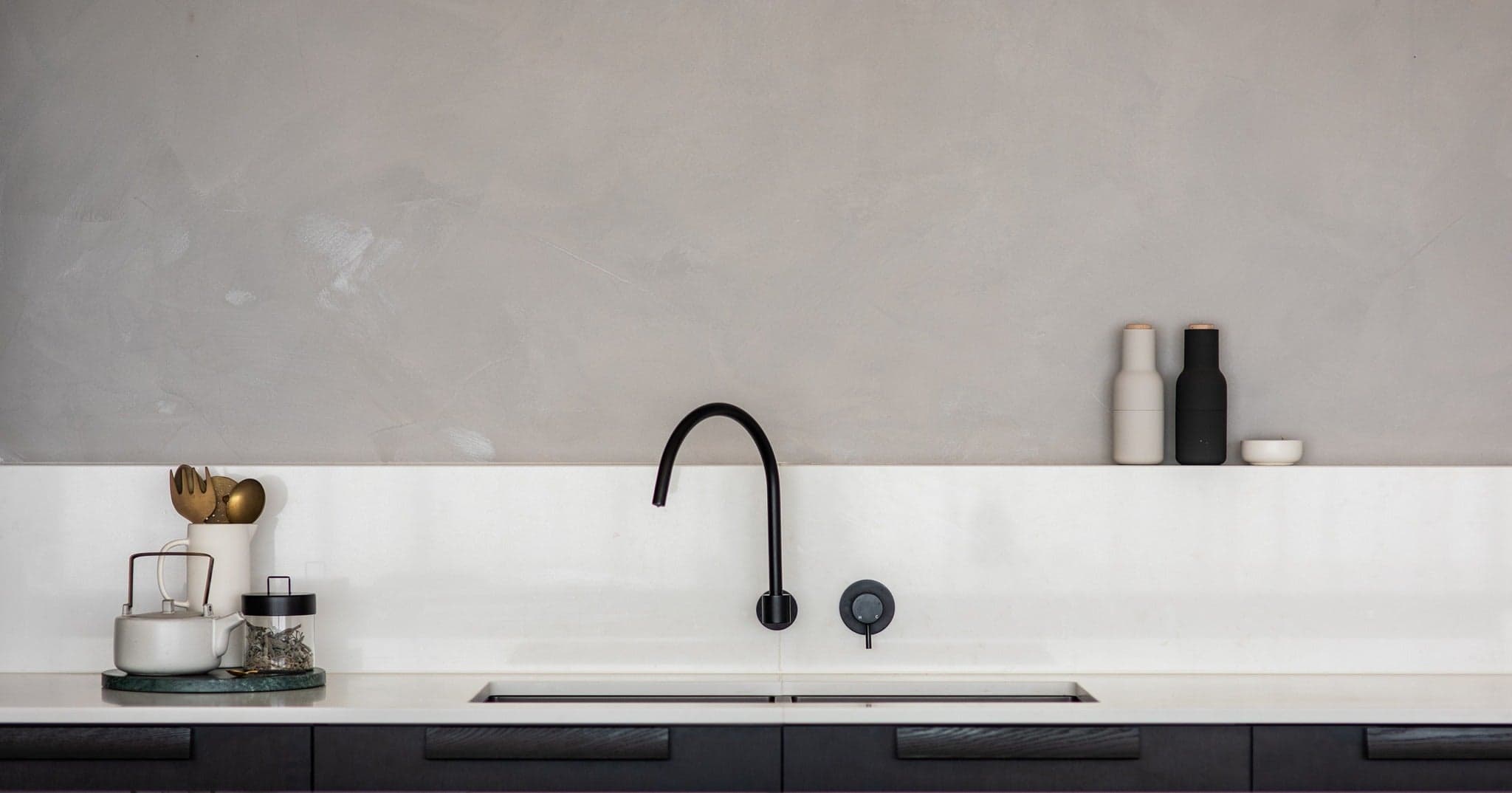 Round High-Rise Swivel Wall Spout - Matte Black thumbnail 4